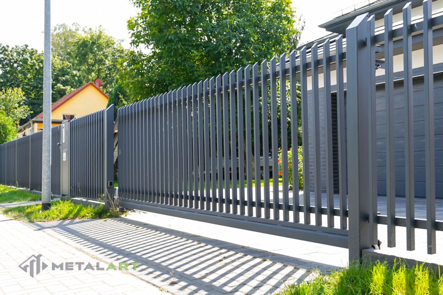 Zaunprojekt mit Schiebetor mit integrierter Pforte, Zaunportfolio, moderne Zäune, Zaunanlage Projekt, Zaun Metal Art, Zäune aus Polen, Zaun Berlin, Zaun günstig kaufen, Zäune und Tore