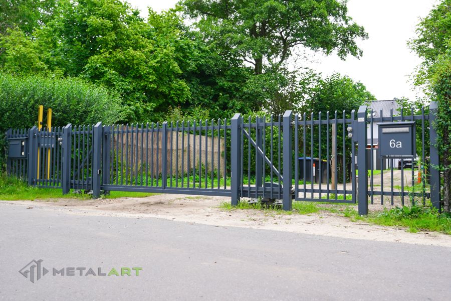 Zaunprojekt mit Schiebetor mit integrierter Pforte, Zaunportfolio, moderne Zäune, Zaunanlage Projekt, Zaun Metal Art, Zäune aus Polen, Zaun Berlin, Zaun günstig kaufen, Zäune und Tore