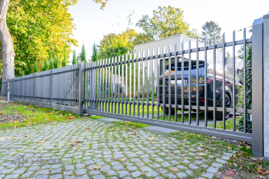Moderne Zaunanlage mit Schiebetor, Zaunprojekt, Zaunportfolio, moderne Zäune, Zaunanlage Projekt, Zaun Metal Art, Zäune aus Polen, Zaun Berlin, Zaun günstig kaufen, Zäune und Tore