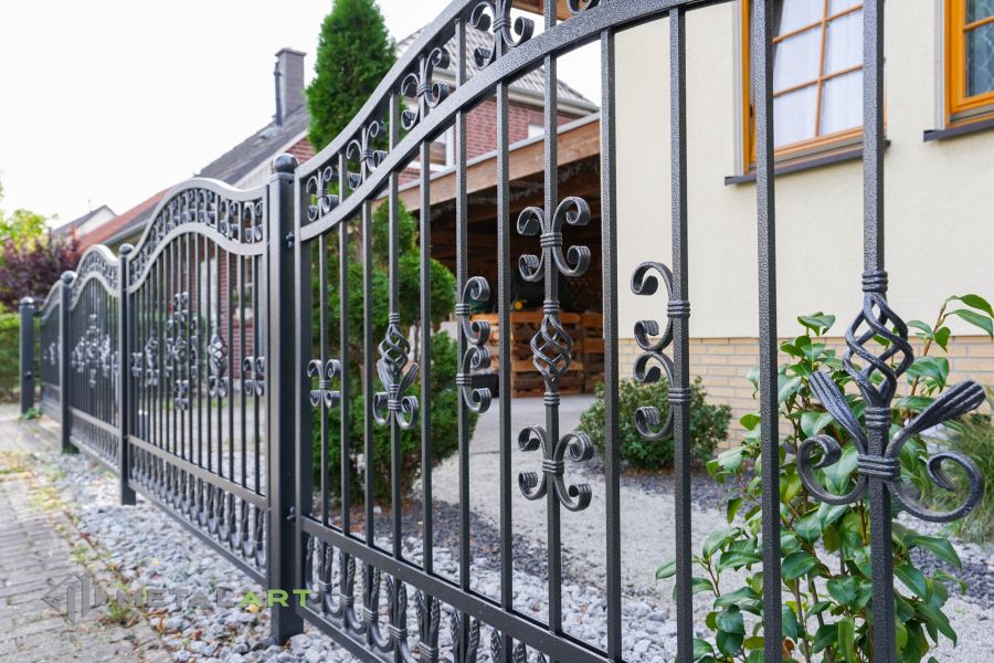 Schmuckzaun, Ornament im Zaun, Zaunprojekt, Schmiedezaun, Zaunanlage in Welle, Zaun Metal Art, Zäune aus Polen, Zaun Berlin, Zäune und Tore, klassische Zäune, Schmuckzäune, Gartenzaun