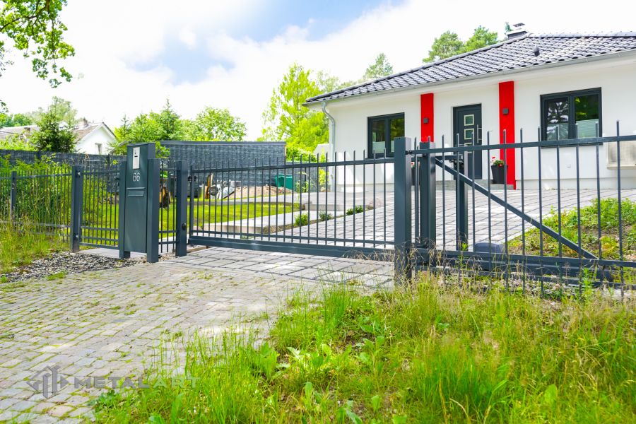 Zaunanlage, Zaunprojekt, Zaunportfolio, Zaunmuster, Schmiedezaun, Schmiedezäune, Zaun Metal Art, Zäune aus Polen, Zäune und Tore, klassische Zäune, Gartenzaun, Gartenzäune