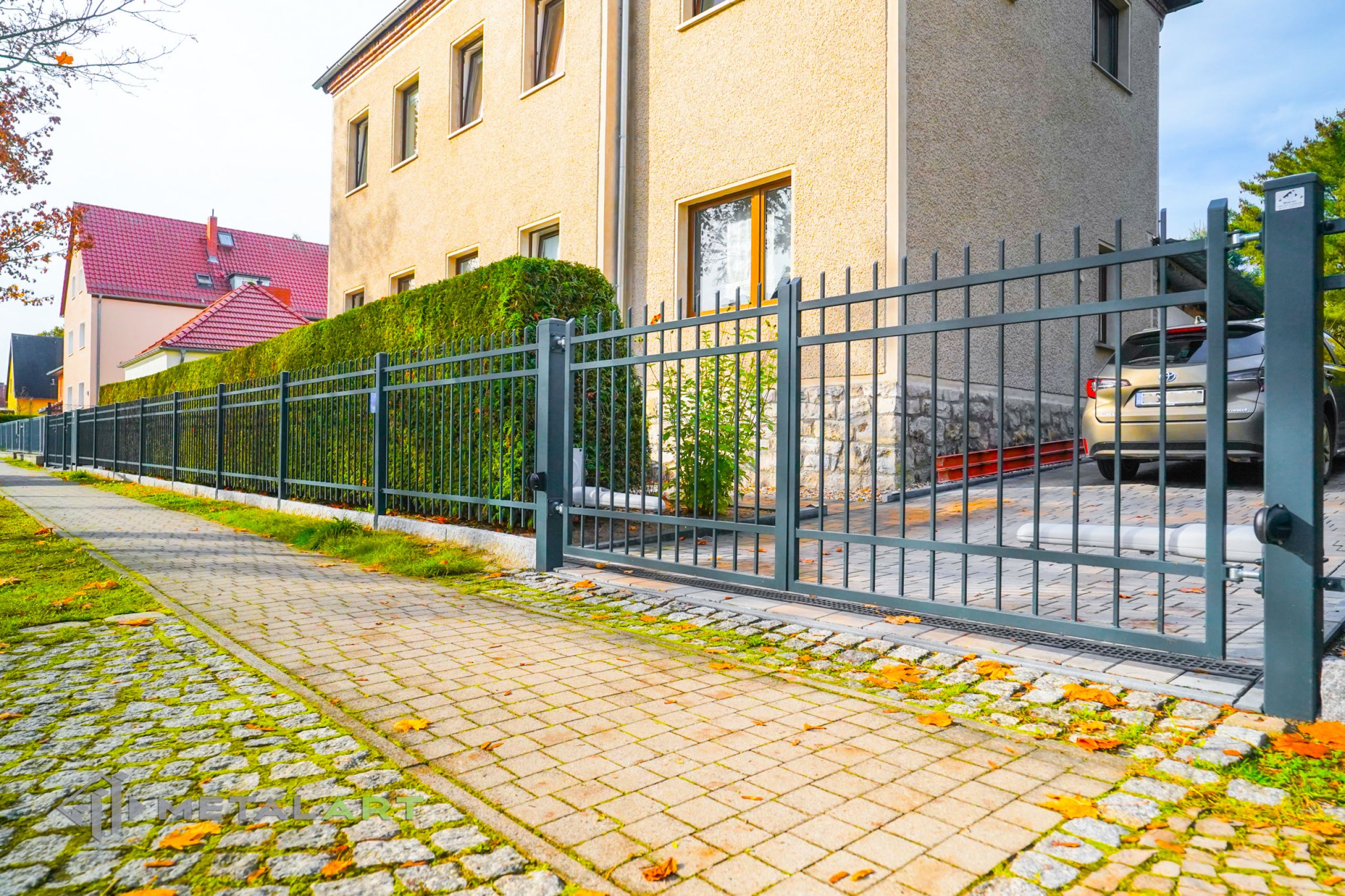 Zaunprojekt, Zaunportfolio, Zaunmuster, Schmiedezaun, Schmiedezäune, Zaunanlage Projekt, Zaun Metal Art, Zäune aus Polen, Zaun Berlin, Zaun günstig kaufen, Zäune und Tore, klassische Zäune, Gartenzaun, Gartenzäune