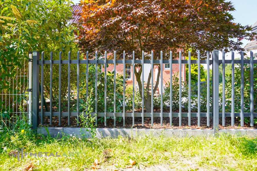 Zaunprojekt mit Schiebetor mit integrierter Pforte, Zaunportfolio, moderne Zäune, Zaunanlage Projekt, Zaun Metal Art, Zäune aus Polen, Zaun Berlin, Zaun günstig kaufen, Zäune und Tore