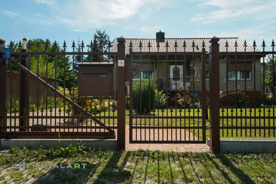 Zaunprojekt, Zaunportfolio, Zaunmuster, Schmiedezaun, Schmiedezäune, Zaunanlage Projekt, Zaun Metal Art, Zäune aus Polen, Zaun Berlin, Zaun günstig kaufen, Zäune und Tore, klassische Zäune, Gartenzaun, Gartenzäune