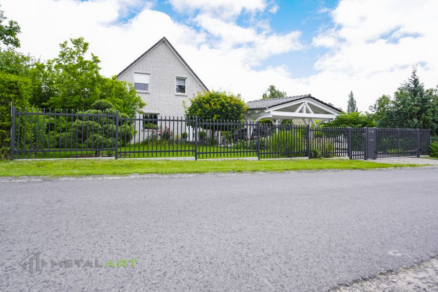 Zaunprojekt mit Schiebetor mit integrierter Pforte, Zaunportfolio, moderne Zäune, Zaunanlage Projekt, Zaun Metal Art, Zäune aus Polen, Zaun Berlin, Zaun günstig kaufen, Zäune und Tore