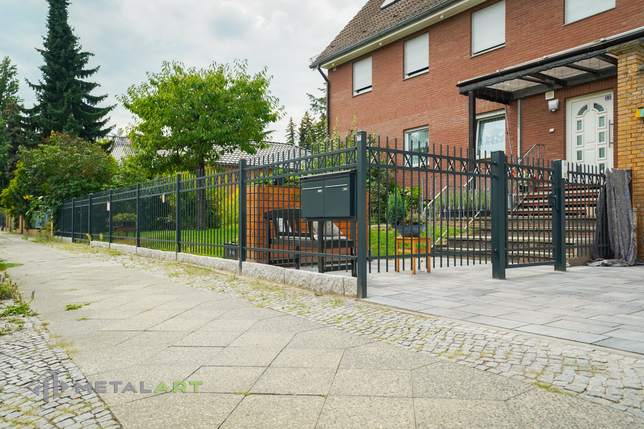 Zaunanlage mit Doppelflügeltor