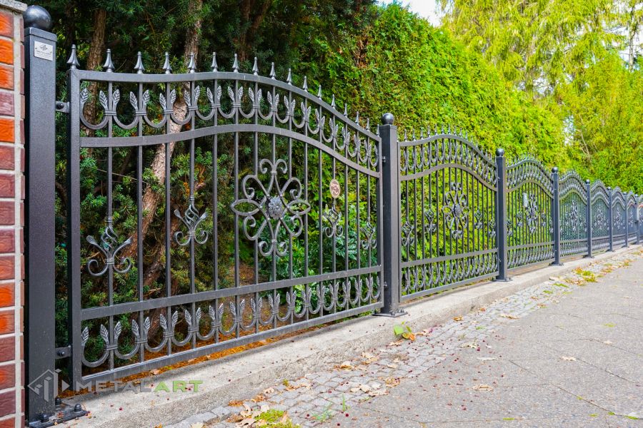 Ornament im Zaun, Zaunprojekt, Schmiedezaun, Zaunanlage in Welle, Zaun Metal Art, Zäune aus Polen, Zaun Berlin, Zäune und Tore, klassische Zäune, Schmuckzäune, Gartenzaun