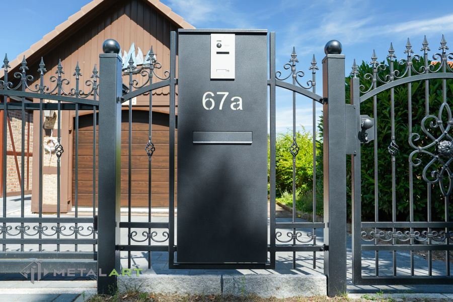 Ornament im Zaun, Zaunprojekt, Schmiedezaun, Zaunanlage in Welle, Zaun Metal Art, Zäune aus Polen, Zaun Berlin, Zäune und Tore, klassische Zäune, Schmuckzäune, Gartenzaun