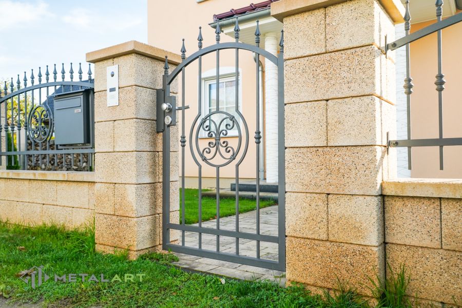 Schmuckzaun, Ornament im Zaun, Zaunprojekt, Schmiedezaun, Zaunanlage in Welle, Zaun Metal Art, Zäune aus Polen, Zaun Berlin, Zäune und Tore, klassische Zäune, Schmuckzäune, Gartenzaun