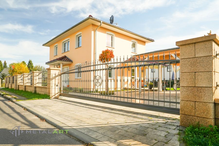 Schmuckzaun, Ornament im Zaun, Zaunprojekt, Schmiedezaun, Zaunanlage in Welle, Zaun Metal Art, Zäune aus Polen, Zaun Berlin, Zäune und Tore, klassische Zäune, Schmuckzäune, Gartenzaun