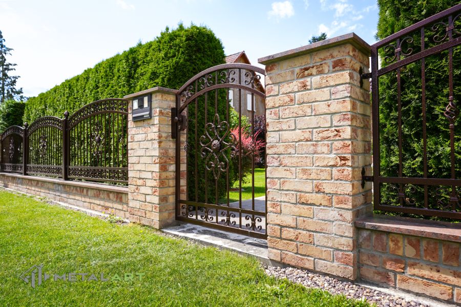 Ornament im Zaun, Zaunprojekt, Schmiedezaun, Zaunanlage in Welle, Zaun Metal Art, Zäune aus Polen, Zaun Berlin, Zäune und Tore, klassische Zäune, Schmuckzäune, Gartenzaun