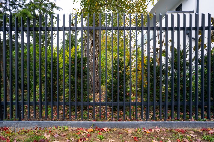 Zaunprojekt mit Schiebetor mit integrierter Pforte, Zaunportfolio, moderne Zäune, Zaunanlage Projekt, Zaun Metal Art, Zäune aus Polen, Zaun Berlin, Zaun günstig kaufen, Zäune und Tore