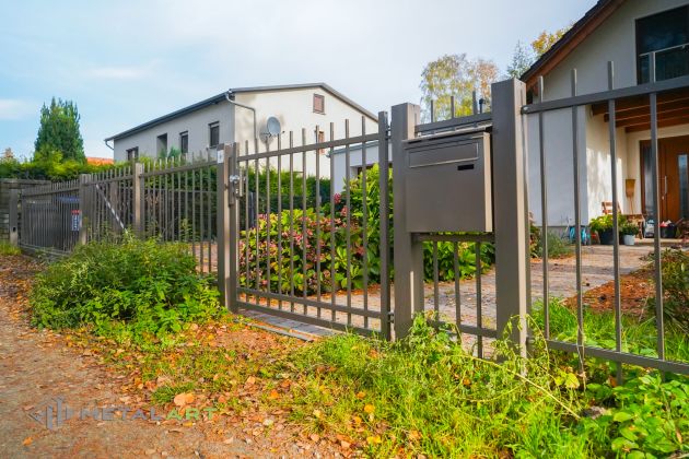 Briefkastenbox, Tor, Tore, Zaunprojekt, Zaunportfolio, Zaunmuster, Schmiedezaun, Schmiedezäune, Zaunanlage Projekt, Zaun Metal Art, Zäune aus Polen, Zaun Berlin, Zaun günstig kaufen, Zäune und Tore, klassische Zäune, Gartenzaun, Gartenzäune