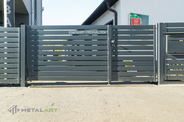 Asymmetrisches Doppelflügeltor, Zaunanlage Projekt, Zaun Metal Art