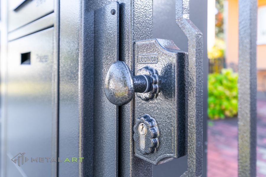 Ornament im Zaun, Zaunprojekt, Schmiedezaun, Zaunanlage in Welle, Zaun Metal Art, Zäune aus Polen, Zaun Berlin, Zäune und Tore, klassische Zäune, Schmuckzäune, Gartenzaun