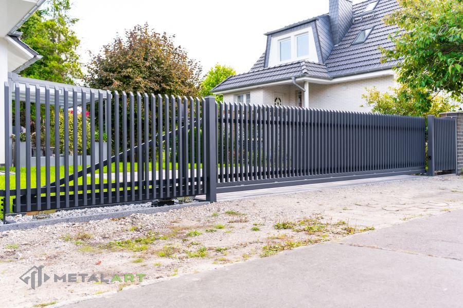 Zaunprojekt mit Schiebetor mit integrierter Pforte, Zaunportfolio, moderne Zäune, Zaunanlage Projekt, Zaun Metal Art, Zäune aus Polen, Zaun Berlin, Zaun günstig kaufen, Zäune und Tore