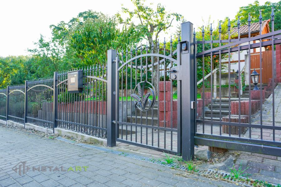 Ornament im Zaun, Zaunprojekt, Schmiedezaun, Zaunanlage in Welle, Zaun Metal Art, Zäune aus Polen, Zaun Berlin, Zäune und Tore, klassische Zäune, Schmuckzäune, Gartenzaun