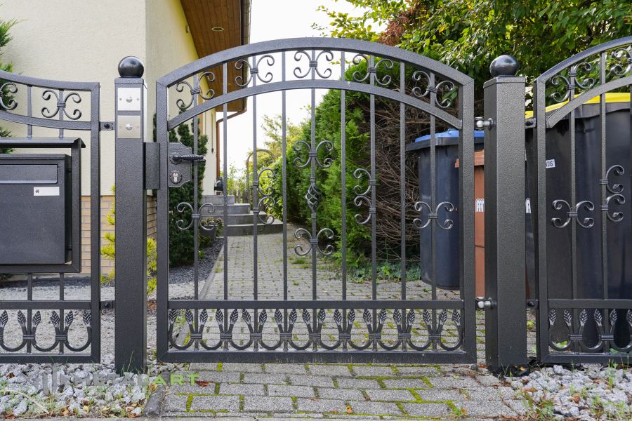 Schmuckzaun, Ornament im Zaun, Zaunprojekt, Schmiedezaun, Zaunanlage in Welle, Zaun Metal Art, Zäune aus Polen, Zaun Berlin, Zäune und Tore, klassische Zäune, Schmuckzäune, Gartenzaun