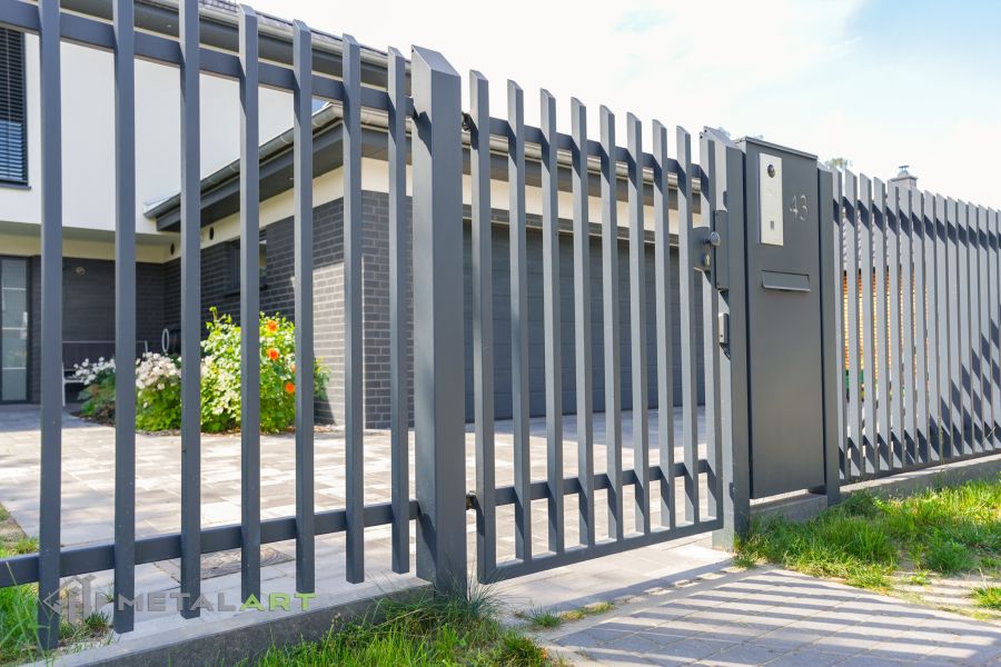 Zaunprojekt mit Schiebetor mit integrierter Pforte, Zaunportfolio, moderne Zäune, Zaunanlage Projekt, Zaun Metal Art, Zäune aus Polen, Zaun Berlin, Zaun günstig kaufen, Zäune und Tore