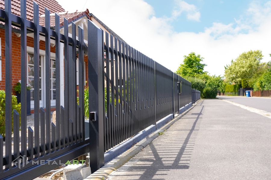 Zaunprojekt mit Schiebetor mit integrierter Pforte, Zaunportfolio, moderne Zäune, Zaunanlage Projekt, Zaun Metal Art, Zäune aus Polen, Zaun Berlin, Zaun günstig kaufen, Zäune und Tore