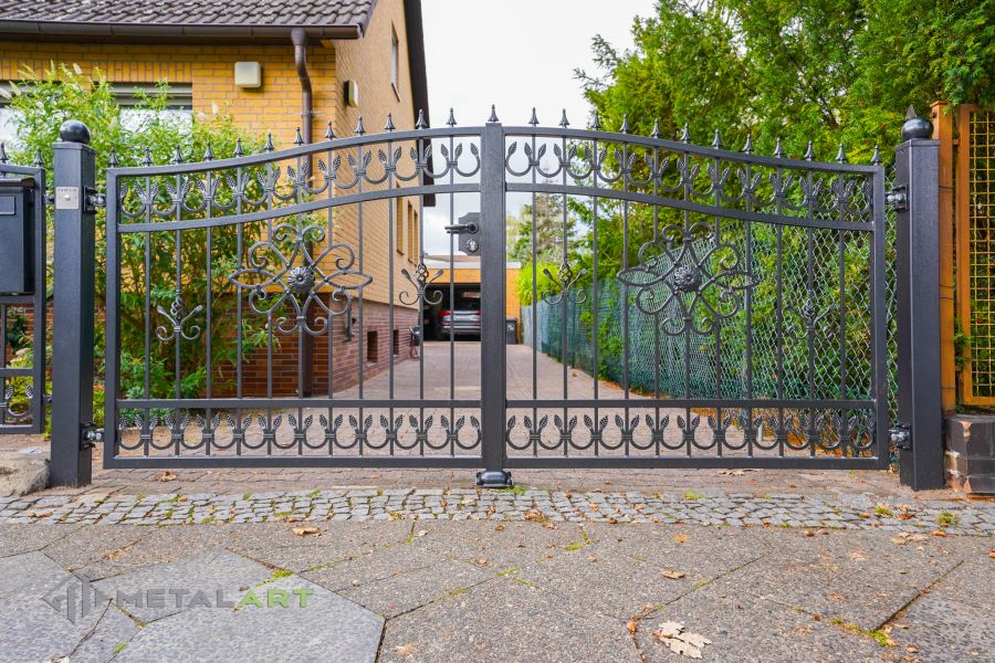 Ornament im Zaun, Zaunprojekt, Schmiedezaun, Zaunanlage in Welle, Zaun Metal Art, Zäune aus Polen, Zaun Berlin, Zäune und Tore, klassische Zäune, Schmuckzäune, Gartenzaun