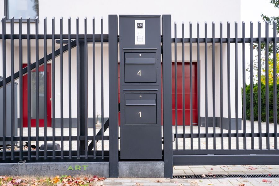 Zaunprojekt mit Schiebetor mit integrierter Pforte, Zaunportfolio, moderne Zäune, Zaunanlage Projekt, Zaun Metal Art, Zäune aus Polen, Zaun Berlin, Zaun günstig kaufen, Zäune und Tore