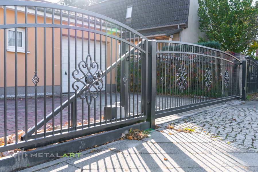 Ornament im Zaun, Zaunprojekt, Schmiedezaun, Zaunanlage in Welle, Zaun Metal Art, Zäune aus Polen, Zaun Berlin, Zäune und Tore, klassische Zäune, Schmuckzäune, Gartenzaun