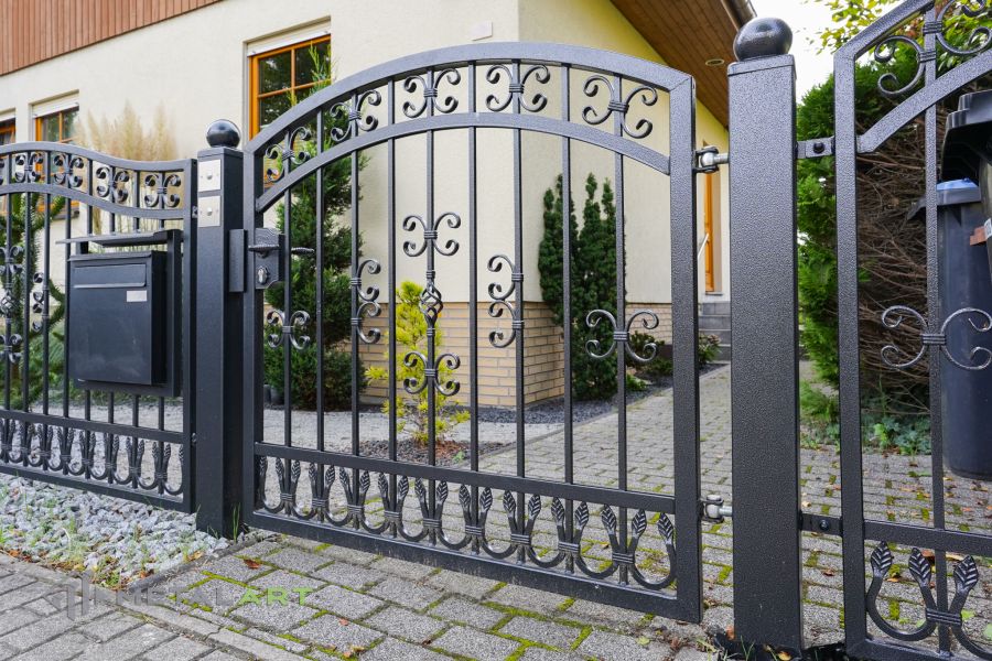 Schmuckzaun, Ornament im Zaun, Zaunprojekt, Schmiedezaun, Zaunanlage in Welle, Zaun Metal Art, Zäune aus Polen, Zaun Berlin, Zäune und Tore, klassische Zäune, Schmuckzäune, Gartenzaun