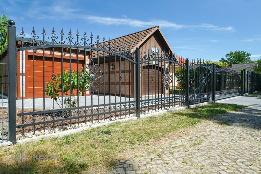 Ornament im Zaun, Zaunprojekt, Schmiedezaun, Zaunanlage in Welle, Zaun Metal Art, Zäune aus Polen, Zaun Berlin, Zäune und Tore, klassische Zäune, Schmuckzäune, Gartenzaun
