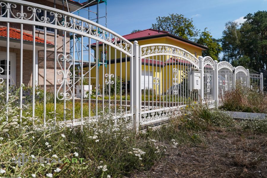 Schmuckzaun, Ornament im Zaun, Zaunprojekt, Schmiedezaun, Zaunanlage in Welle, Zaun Metal Art, Zäune aus Polen, Zaun Berlin, Zäune und Tore, klassische Zäune, Schmuckzäune, Gartenzaun