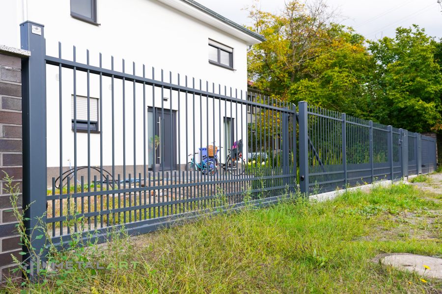Zaunanlage mit dem Schiebetor und Doppelflügeltor, Klassische Zäune, Zaunprojekt von MetalArt, Maßgeschneidert, Metallzäune, Zaunanlage mit asymmetrischem Doppelflügeltor
