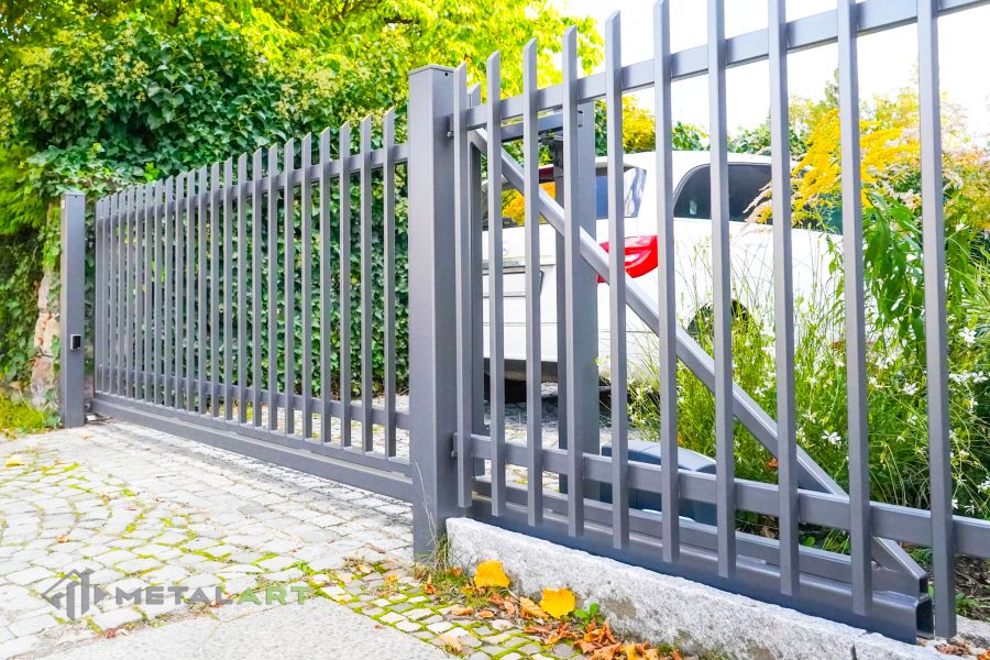 Zaunprojekt mit Schiebetor mit integrierter Pforte, Zaunportfolio, moderne Zäune, Zaunanlage Projekt, Zaun Metal Art, Zäune aus Polen, Zaun Berlin, Zaun günstig kaufen, Zäune und Tore