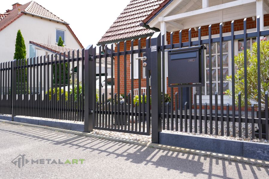 Zaunprojekt mit Schiebetor mit integrierter Pforte, Zaunportfolio, moderne Zäune, Zaunanlage Projekt, Zaun Metal Art, Zäune aus Polen, Zaun Berlin, Zaun günstig kaufen, Zäune und Tore