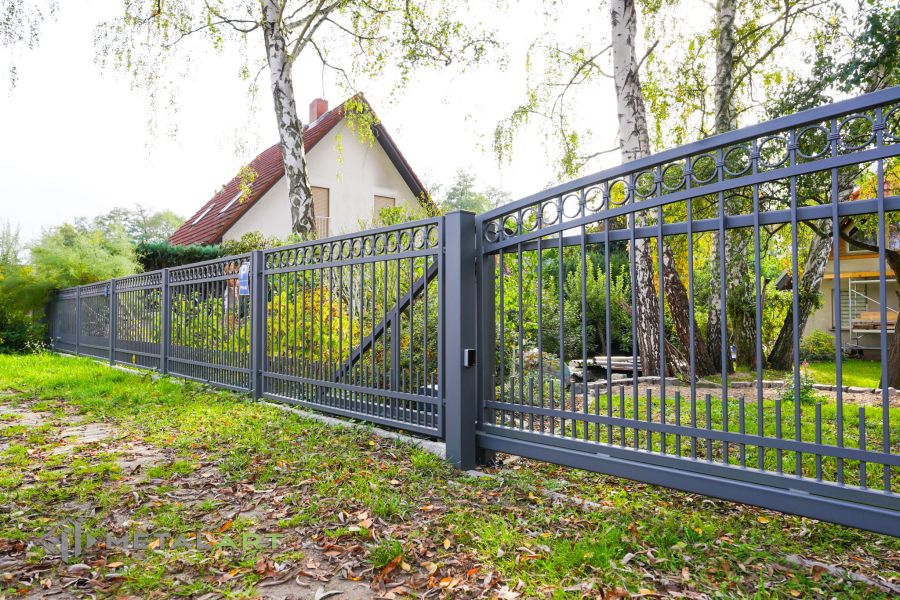 Schiebetore, Zaunprojekt, Zaunportfolio, Zaunmuster, Schmiedezaun, Schmiedezäune, Zaunanlage Projekt, Zaun Metal Art, Zäune aus Polen, Zaun Berlin, Zaun günstig kaufen, Zäune und Tore, klassische Zäune, Schmuckzaun, Schmuckzäune