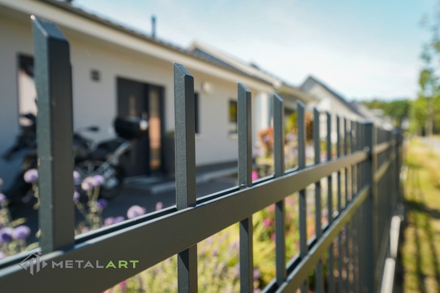 klassischer Zaun, Zaunprojekt, Zaunportfolio, Zaunmuster, Schmiedezaun, Schmiedezäune, Zaunanlage Projekt, Zaun Metal Art, Zäune aus Polen, Zaun Berlin, Zaun günstig kaufen, Zäune und Tore, klassische Zäune, Gartenzaun, Gartenzäune