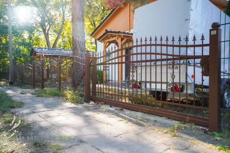 Schmuckzaun, Ornament im Zaun, Zaunprojekt, Schmiedezaun, Zaunanlage in Welle, Zaun Metal Art, Zäune aus Polen, Zaun Berlin, Zäune und Tore, klassische Zäune, Schmuckzäune, Gartenzaun