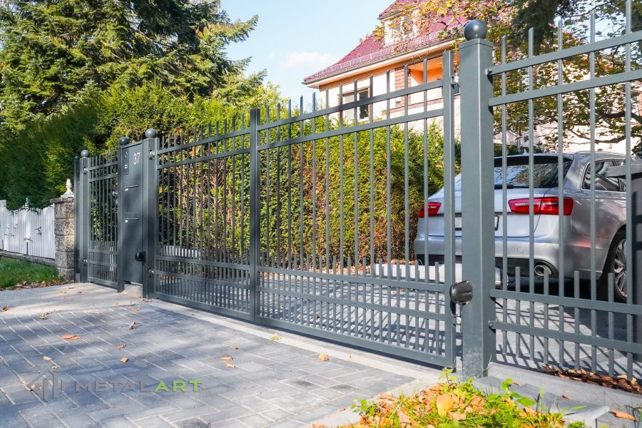klassischer Zaun, Zaunprojekt, Zaunportfolio, Zaunmuster, Schmiedezaun, Schmiedezäune, Zaunanlage Projekt, Zaun Metal Art, Zäune aus Polen, Zaun Berlin, Zaun günstig kaufen, Zäune und Tore, klassische Zäune, Gartenzaun, Gartenzäune