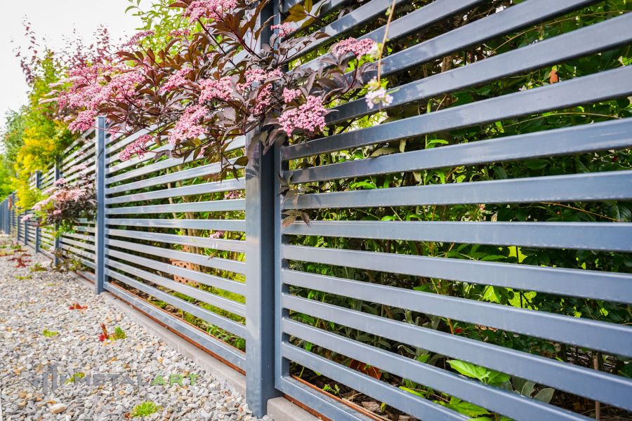 Moderner Zaun,moderne Zäune, Zaunanlage Projekt, Zaun Metal Art, Zäune aus Polen, Zaun Berlin, Zaun günstig kaufen, Zäune und Tore, moderne Zäune, Sichtschutzzäune