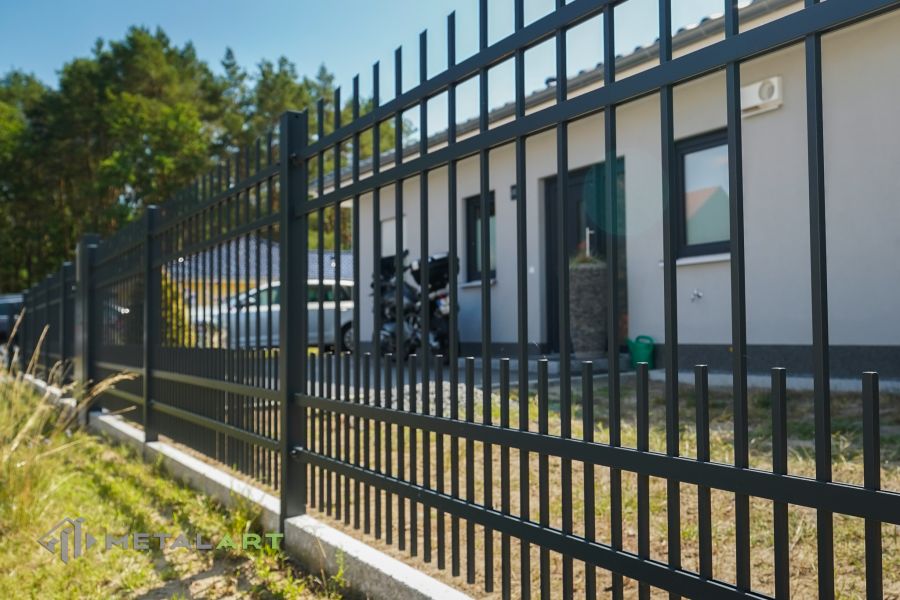 klassischer Zaun, Zaunprojekt, Zaunportfolio, Zaunmuster, Schmiedezaun, Schmiedezäune, Zaunanlage Projekt, Zaun Metal Art, Zäune aus Polen, Zaun Berlin, Zaun günstig kaufen, Zäune und Tore, klassische Zäune, Gartenzaun, Gartenzäune