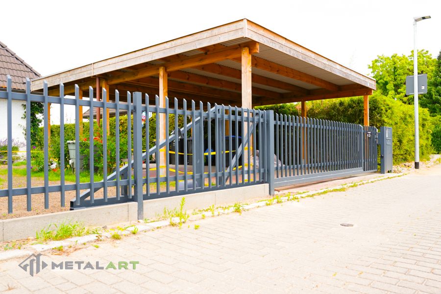 Zaunprojekt mit Schiebetor mit integrierter Pforte, Zaunportfolio, moderne Zäune, Zaunanlage Projekt, Zaun Metal Art, Zäune aus Polen, Zaun Berlin, Zaun günstig kaufen, Zäune und Tore