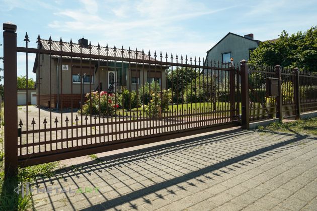 Schiebetor, Zauntore, Tore, Zaunprojekt, Zaunportfolio, Zaunmuster, Schmiedezaun, Schmiedezäune, Zaunanlage Projekt, Zaun Metal Art, Zäune aus Polen, Zaun Berlin, Zaun günstig kaufen, Zäune und Tore, klassische Zäune, Gartenzaun, Gartenzäune