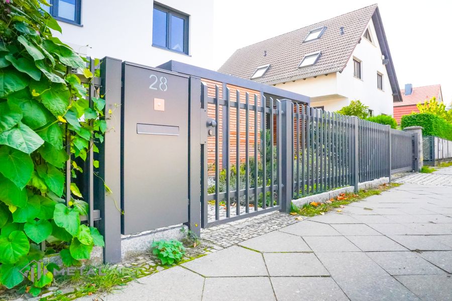 Zaunprojekt mit Schiebetor mit integrierter Pforte, Zaunportfolio, moderne Zäune, Zaunanlage Projekt, Zaun Metal Art, Zäune aus Polen, Zaun Berlin, Zaun günstig kaufen, Zäune und Tore