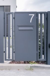 Briefkastenbox, Zaunanlage mit dem Briefkastenbox, Zaun, Briefkasten