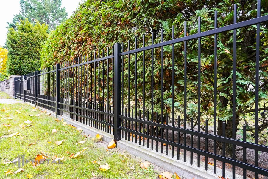 Klassische Zäune, Zaunprojekt von MetalArt, Maßgeschneidert, Metallzäune, Zaunanlage mit asymmetrischem Doppelflügeltor