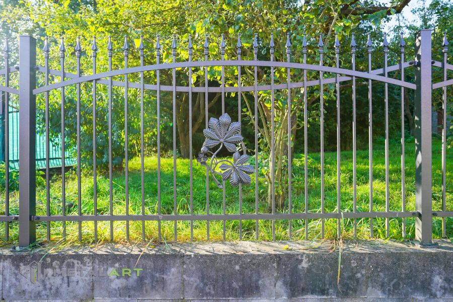 Ornament im Zaun, Zaunprojekt, Schmiedezaun, Zaunanlage in Welle, Zaun Metal Art, Zäune aus Polen, Zaun Berlin, Zäune und Tore, klassische Zäune, Schmuckzäune, Gartenzaun