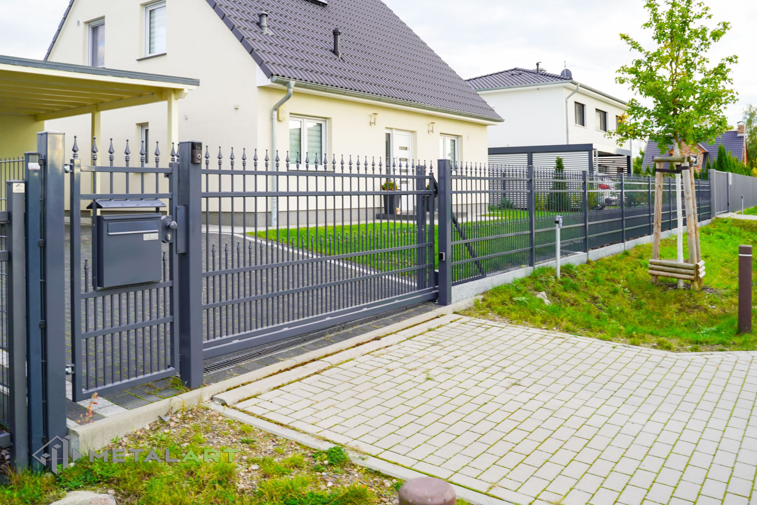 Zaunprojekt, Zaunportfolio, Zaunmuster, Schmiedezaun, Schmiedezäune, Zaunanlage Projekt, Zaun Metal Art, Zäune aus Polen, Zaun Berlin, Zaun günstig kaufen, Zäune und Tore, klassische Zäune, Schmuckzaun, Schmuckzäune, Gartenzaun, Gartenzäune