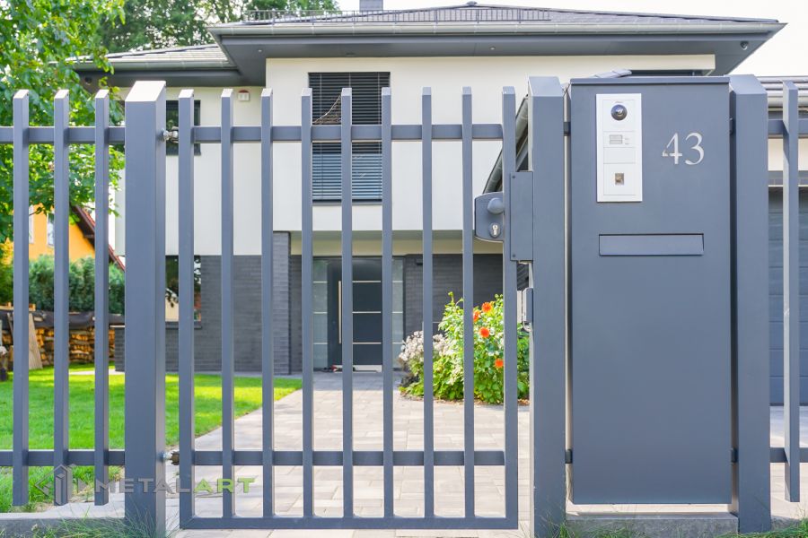 Zaunprojekt mit Schiebetor mit integrierter Pforte, Zaunportfolio, moderne Zäune, Zaunanlage Projekt, Zaun Metal Art, Zäune aus Polen, Zaun Berlin, Zaun günstig kaufen, Zäune und Tore