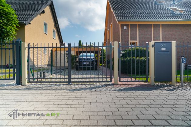 Schiebetor, Tor, Tore, Zaunprojekt, Zaunportfolio, Zaunmuster, Schmiedezaun, Schmiedezäune, Zaunanlage Projekt, Zaun Metal Art, Zäune aus Polen, Zaun Berlin, Zaun günstig kaufen, Zäune und Tore, klassische Zäune, Gartenzaun, Gartenzäune