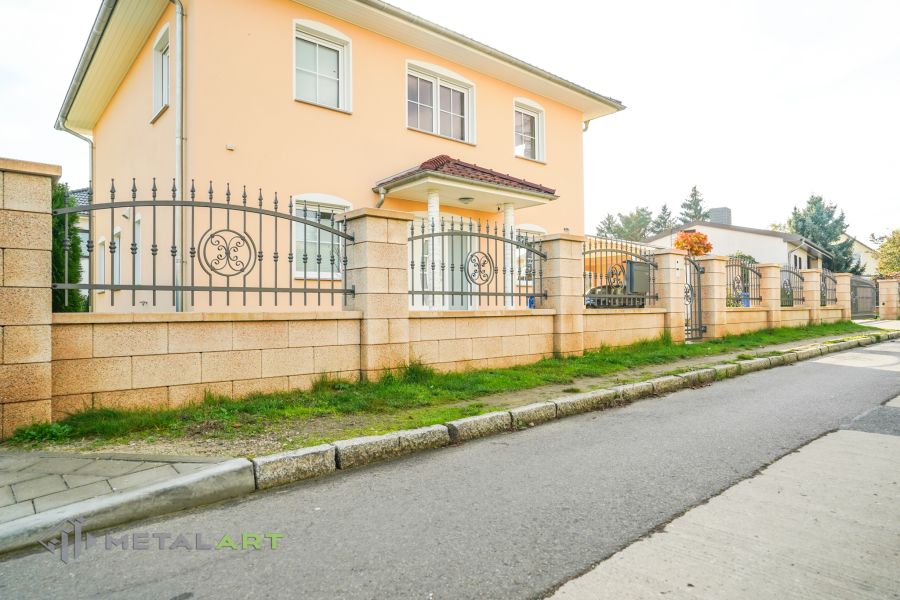 Schmuckzaun, Ornament im Zaun, Zaunprojekt, Schmiedezaun, Zaunanlage in Welle, Zaun Metal Art, Zäune aus Polen, Zaun Berlin, Zäune und Tore, klassische Zäune, Schmuckzäune, Gartenzaun