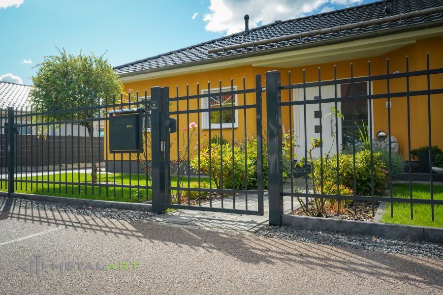 Asymmetrisches Doppelflügeltor, Zaunprojekt, Zaunportfolio, Zaunmuster, Schmiedezaun, Schmiedezäune, Zaunanlage Projekt, Zaun Metal Art, klassische Zäune, Gartenzaun, Gartenzäune